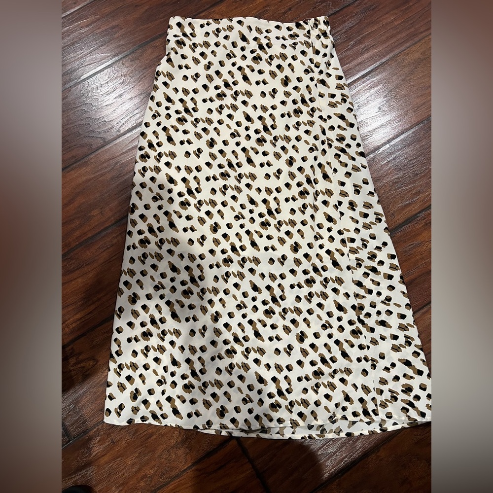 Cute skirt, no slit, no stains great condition